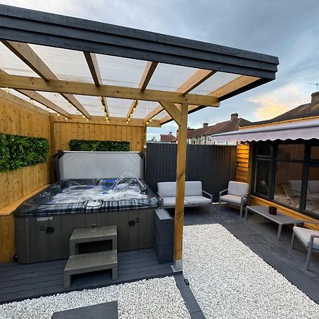 Апартаменты Wild & Free Hot Tub Retreat Дартфорд Экстерьер фото